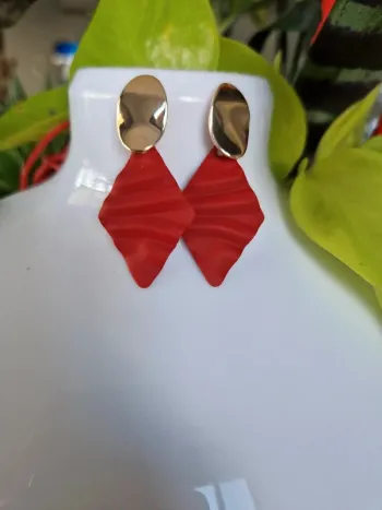 Boucles d'oreilles fantaisies losange en métal rouge
