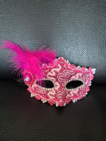 Masque de carnaval avec plumes et strass rose