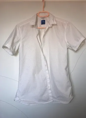 marque jules homme slim M chemise manches courtes Blanche avec points bleu et rouge