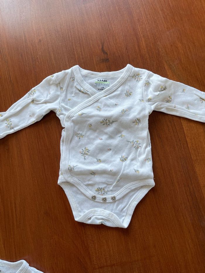 Lot de 2 bodies Kiabi taille 1 mois bon état - photo numéro 2