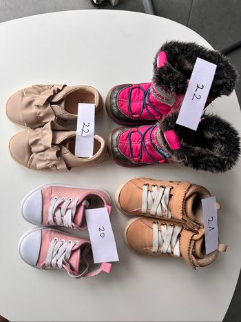 Lot de 4 paires de chaussures et bottes de neige taille 20 a 22 zara, kiabi et autres