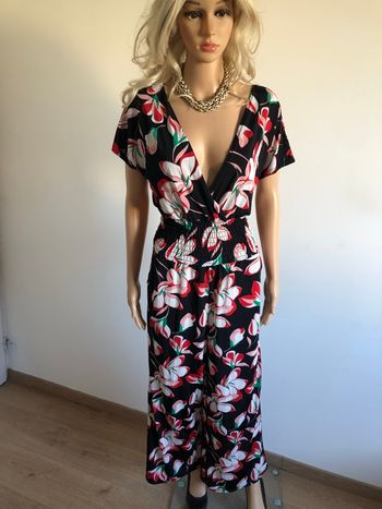 Combinaison noire et fleurie à manches courtes taille 38/40 jamais portée