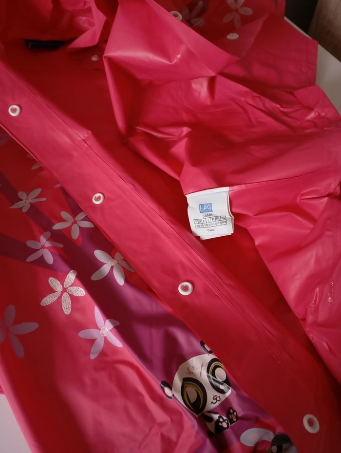 Imperméable ciré. 8!ans . Vinyl Rose et imprimé petshop. Très bon état - photo numéro 9