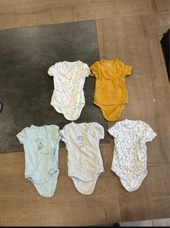 Lot de 5 bodies manches courtes fermetures croisées taille 1 tape à l’œil