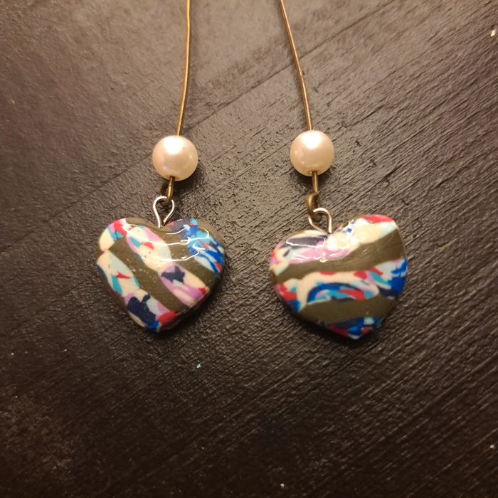Boucles d'oreilles pendante pâte polymere multicolore cœur - photo numéro 3