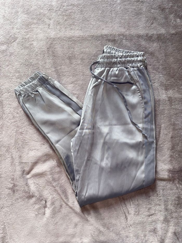 Pantalon gris argenté femme Jean Louis François taille M en très bon état. Effet satiné - photo numéro 4