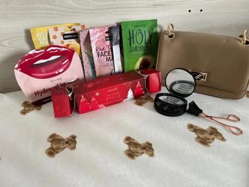 Lot cadeaux sac à main et produits de beauté