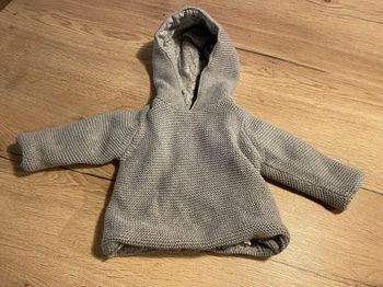 Gilet à capuche qui s’ouvre derrière 9 mois