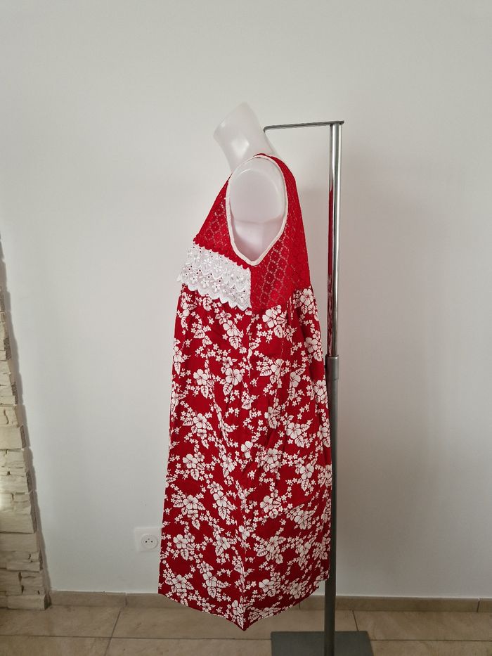 Robe polynésienne rouge a fleurs blanche à définitions dentelle - photo numéro 3