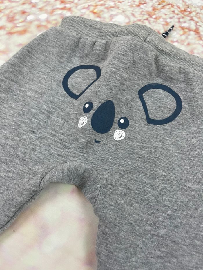 Pantalon en molleton impression koala sur les fesses