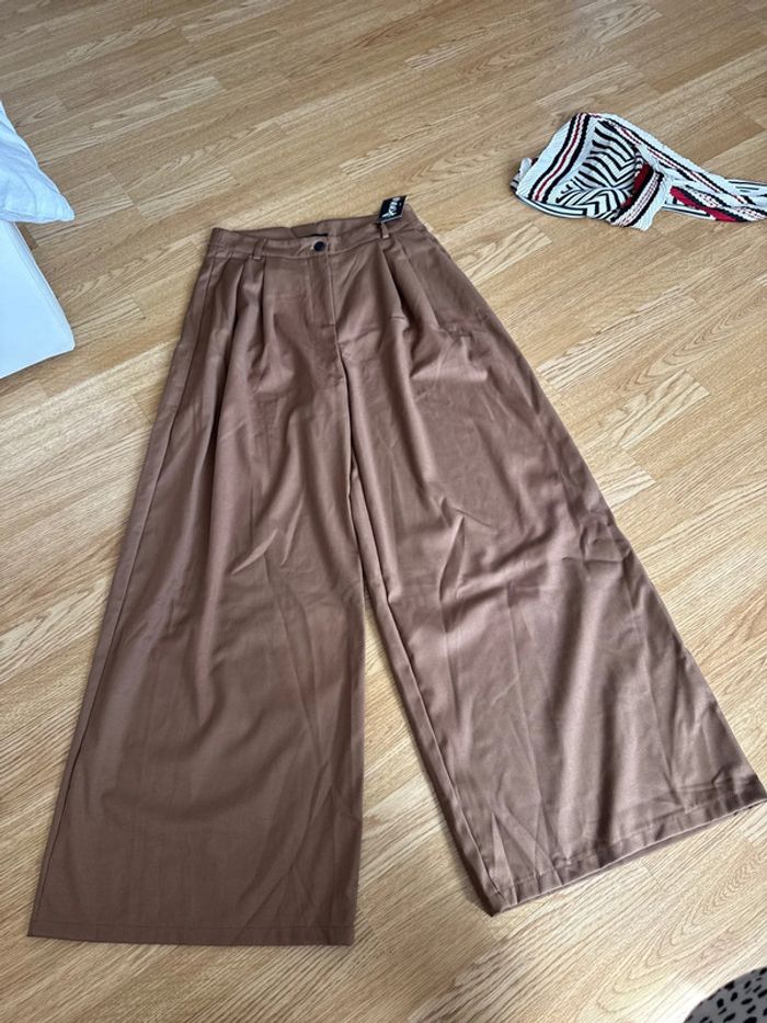 Pantalon à jambe large taille M neuf Anna
