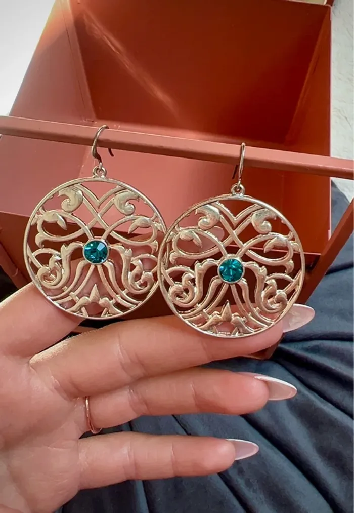 Boucles d’oreilles rondes ajourées argentées avec strass bleu – Pilgrim
