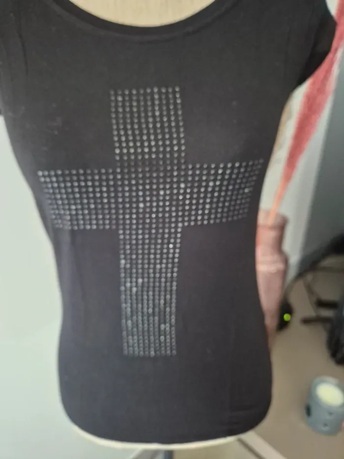 Joli tee-shirt noir à strass - photo numéro 3