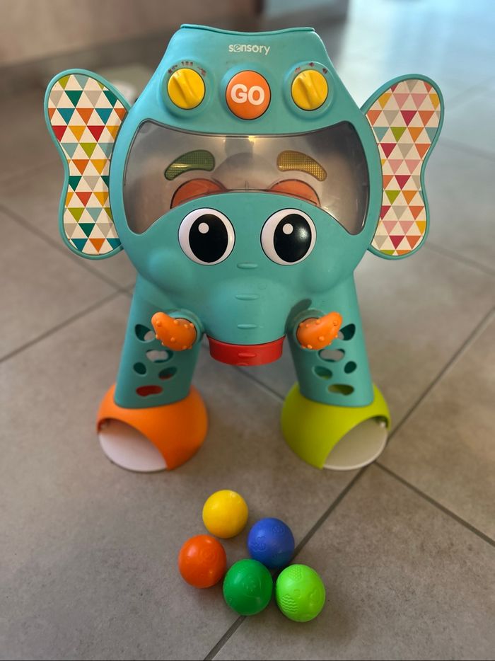 Éléphant avec balles