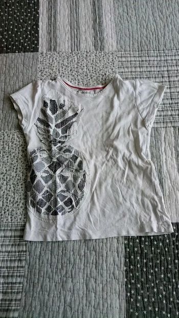 T-shirt okaïdi fille taille 5 ans Très bon état.