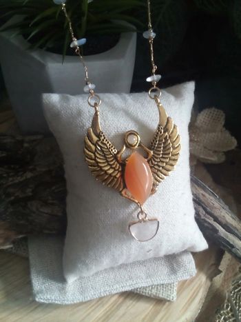 Collier scarabée en pierres