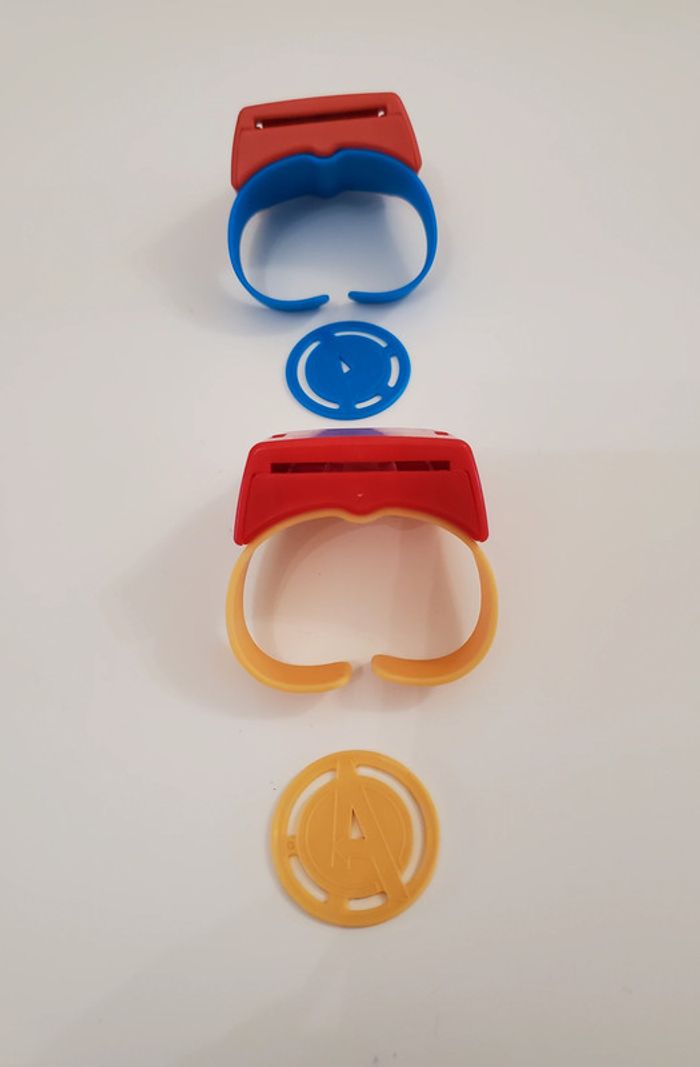 Marvel Avengers Lot de 2 bracelets lance jetons avec 2 jetons Bon état 7cm env. - photo numéro 3