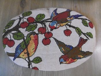 coussin tapissier vintage motif oiseaux  