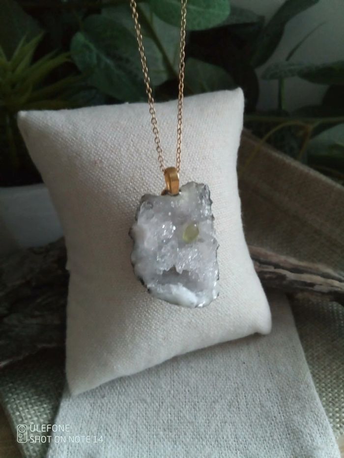 Collier pendentif en pierre naturelle de célestine