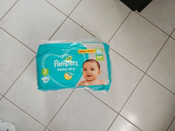 Paquet de 100 couches Pampers taille 3 Neuf