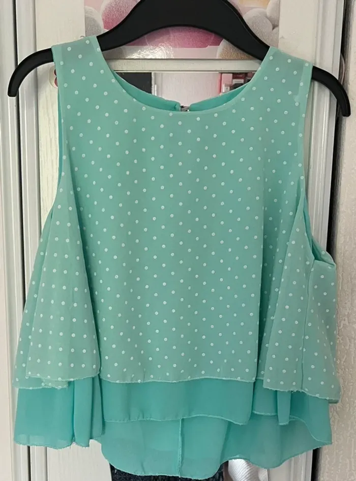 Crop top à volant turquoise avec des pois blancs