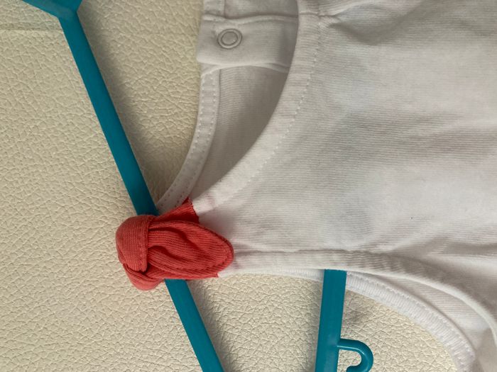 Tee-shirt sans manche avec papillons et noeuds fille 18 mois - photo numéro 3