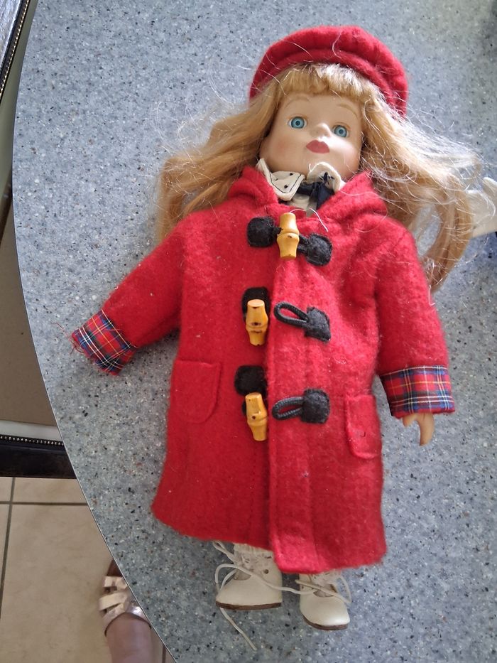 Poupée porcelaine manteau rouge