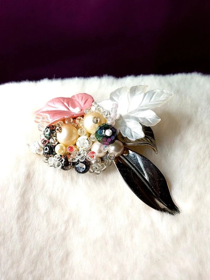 Magnifique broche vintage en plastique, avec perles - photo numéro 4