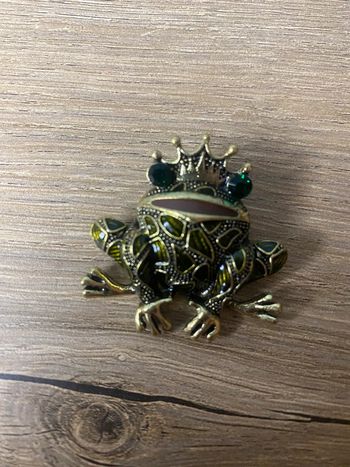 Broche prince grenouille