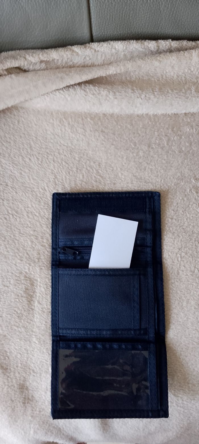 Joli porte feuille olympique lyonnais. Fermeture scratch. Plusieurs poches dont une a fermeture éclair. neuf - photo numéro 6