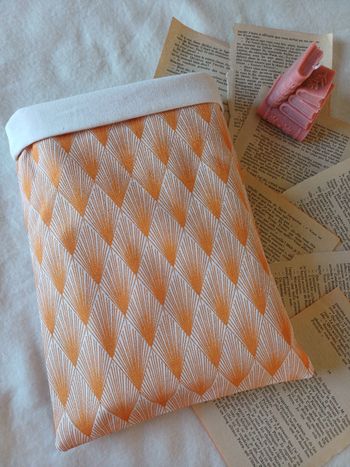 Protège livre tissu fait main – pochette livre grand format broché plumeau orange 