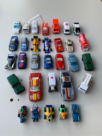 Lot de 28 petites voitures et motos miniatures – Police, Formule 1, utilitaires, anciens modèles
