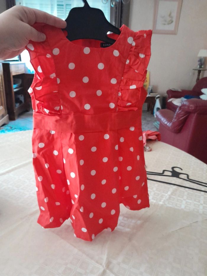 Robe rouge à pois