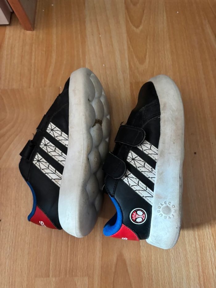 Chaussures Adidas Spider-Man Taille 27 – Style Marvel pour Super-Héros en Herbe - photo numéro 3