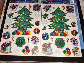 Décoration de Noël A vendre deux planches de stickers Avengers