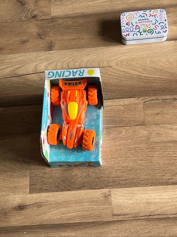 Je vend une petite voiture jouet pour enfant neuf