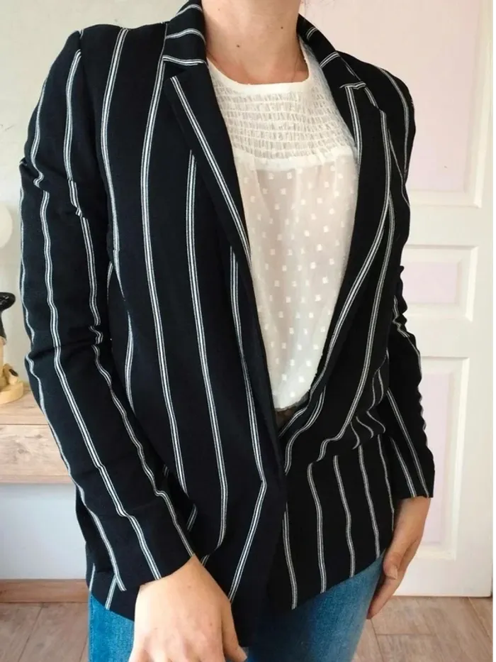 Blazer  noir  rayé  blanc  -  H&M  -  36-  Parfait  état - photo numéro 2