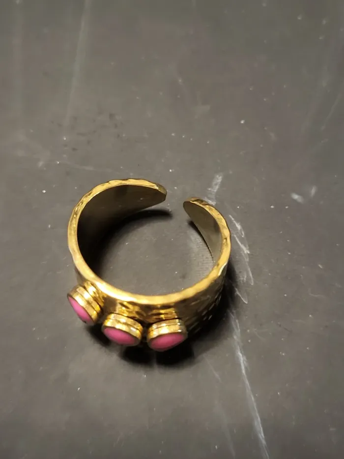 Bague large ajustable acier inoxydable doré martelé et gouttes roses - photo numéro 3