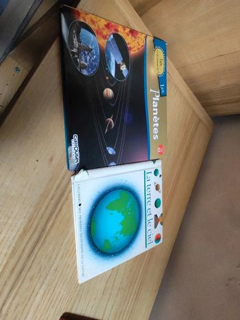 Lot de 2 livres planètes et l'univers