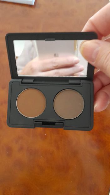 Palette a sourcils avec deux poudre neuve