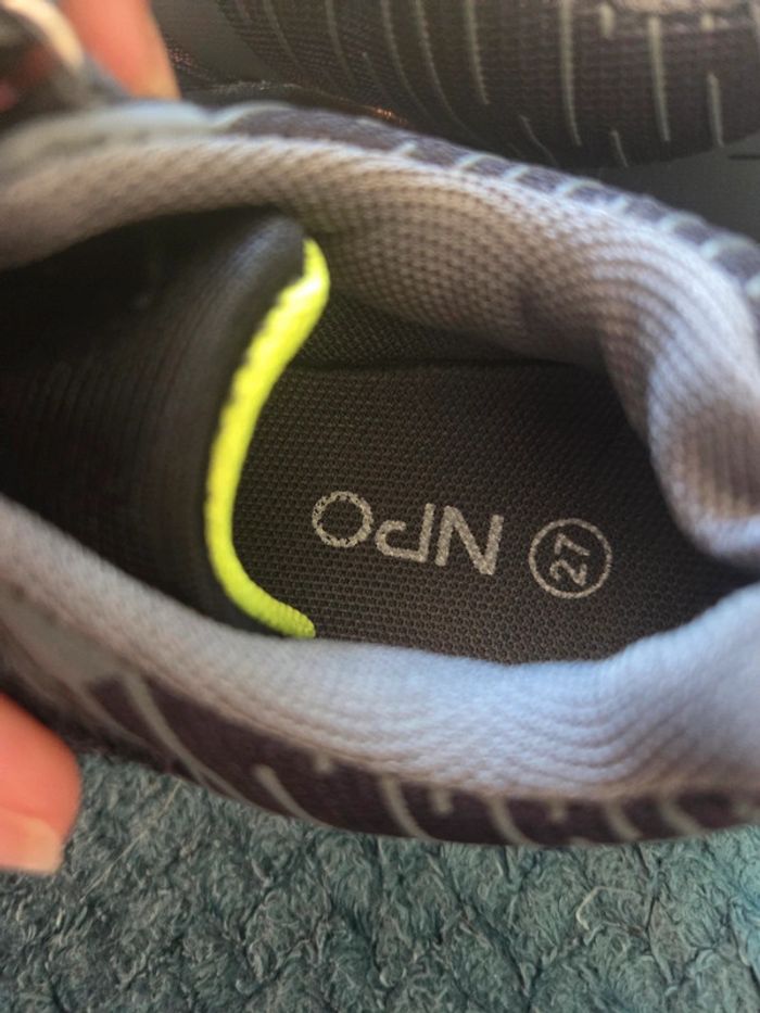 Chaussures sport neuves - photo numéro 3