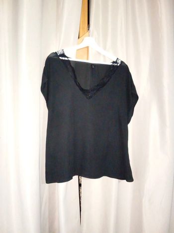 Blouse noire col en V avec dentelle Shein taille 42