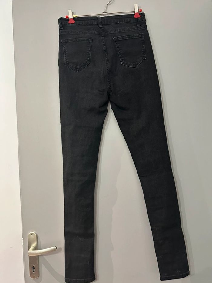 Jean a trou noir taille S shein - photo numéro 2