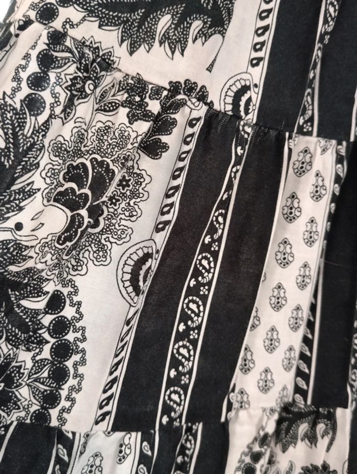 Jupe provençale vintage
Longueur midi.
Imprimé noir et blanc. - photo numéro 4