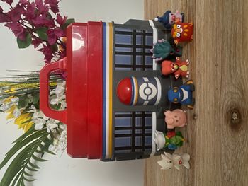 Centre Pokémon + 8 Figurines Pokémon Bandai Valisette Maison Transportable