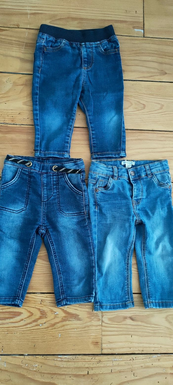 Un lot de 3 jeans taille 12 mois