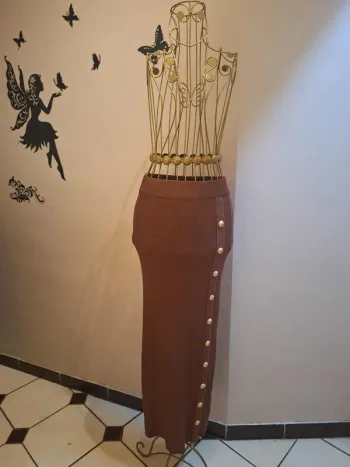 Jupe longue en mailles et bouton officiers