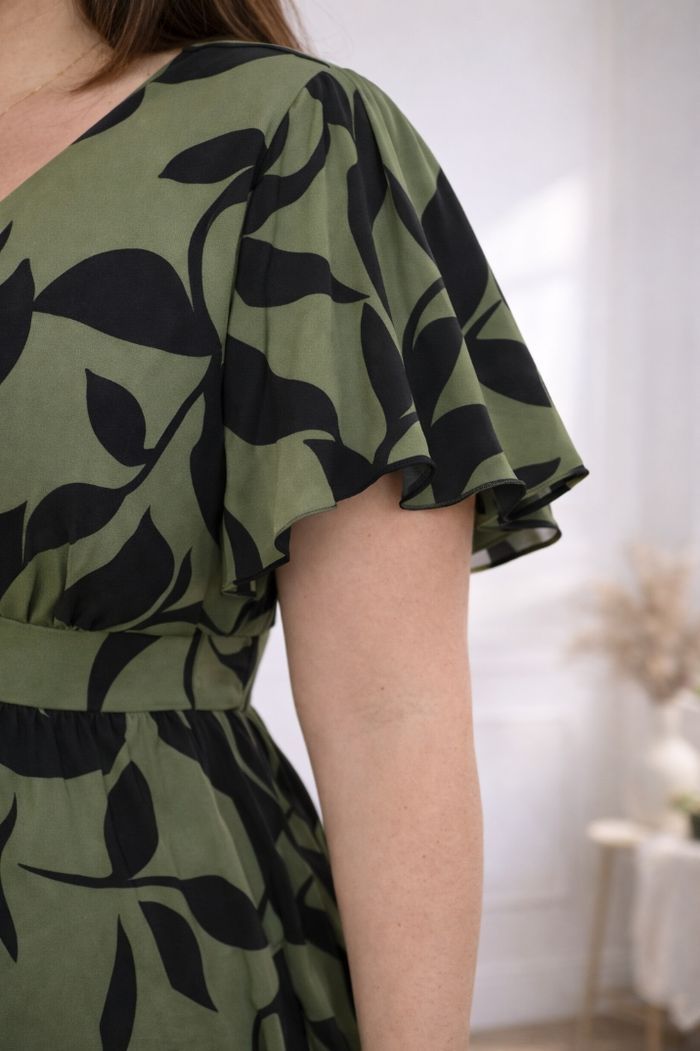 Robe patineuse d été manches courtes volantées verte militaire et noire Femme taille 54 marque Boohoo 💍 - photo numéro 3