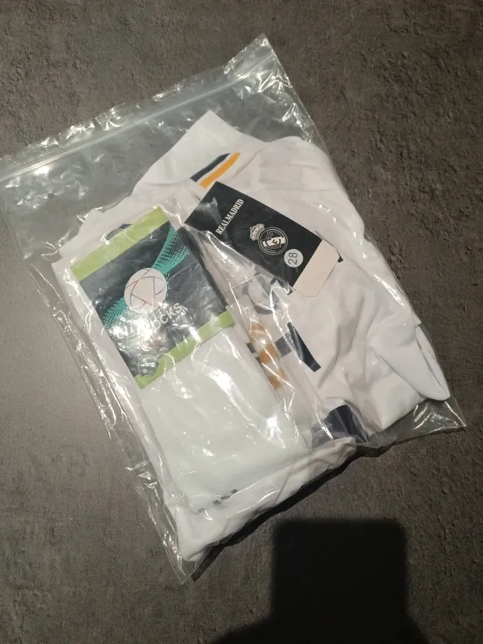 Tenue foot Real Madrid Jude Bellingham blanc. T.28 - photo numéro 5
