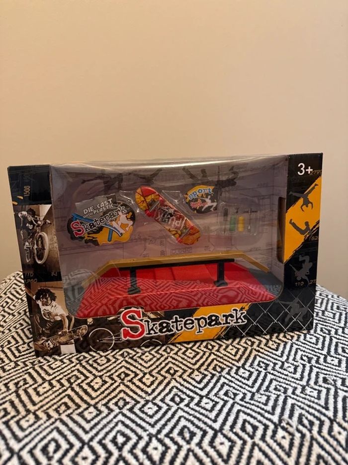 WDK -Coffret Skatepark avec Skate et BMX et accessoires -9 ans et +